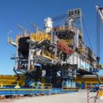 Heavy duty jacking system with rails for offloading cargo at port