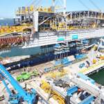 Heavy duty jacking system with rails for offloading cargo at port